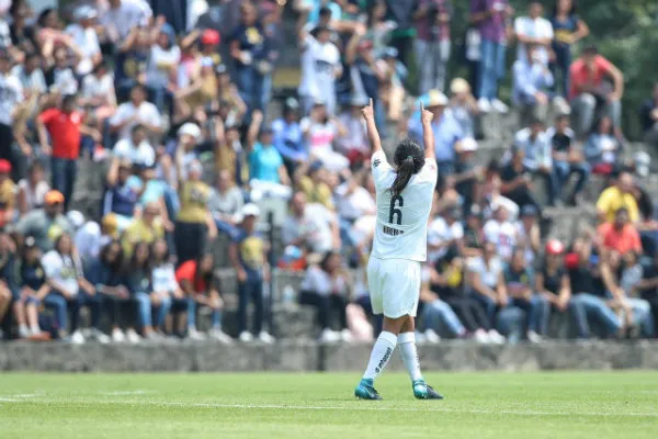 MIGUEL PONTÓN Jugadora de Pumas femenil festeja anotación contra América