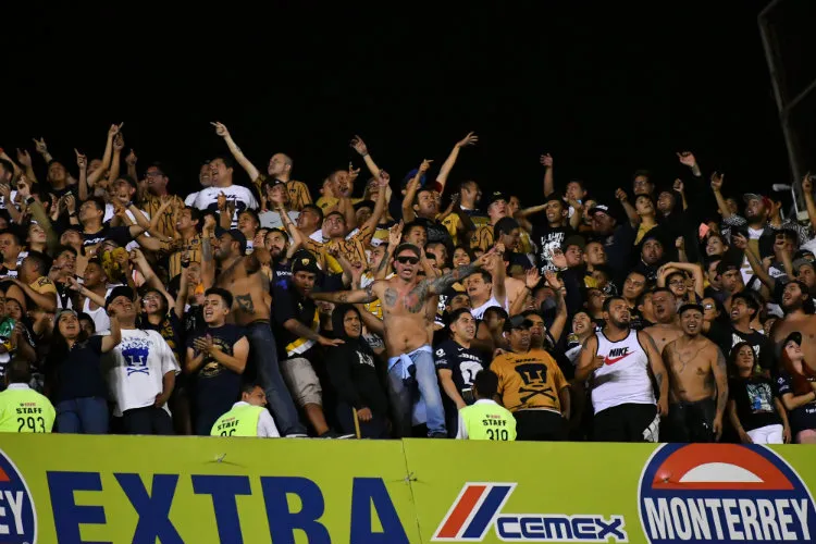 Afición alienta a Pumas en el Volcán