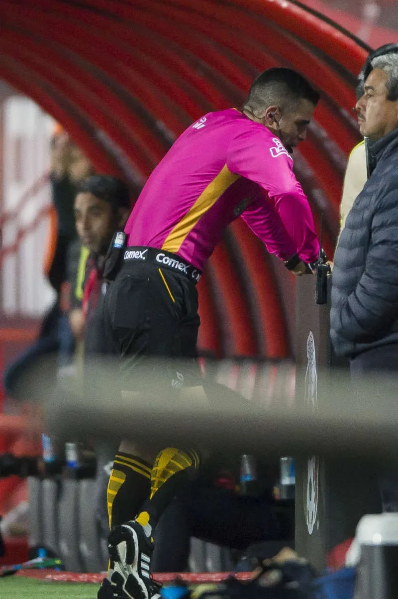 Fernando Hernández, árbitro central del encuentro, revisa el VAR