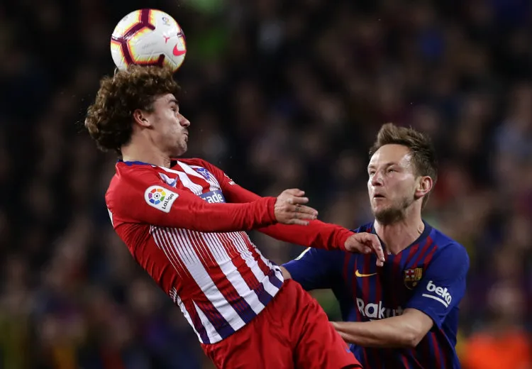 AP Griezmann y Rakitic disputan el esférico