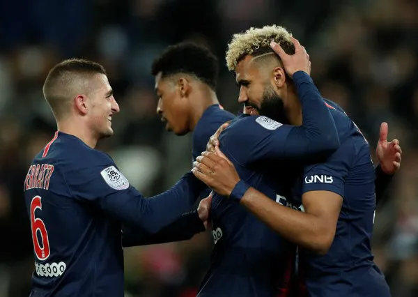 Choupo Mouting con sus compañeros en el partido