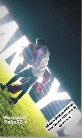 Aquino y su prometida después de pedir matrimonio