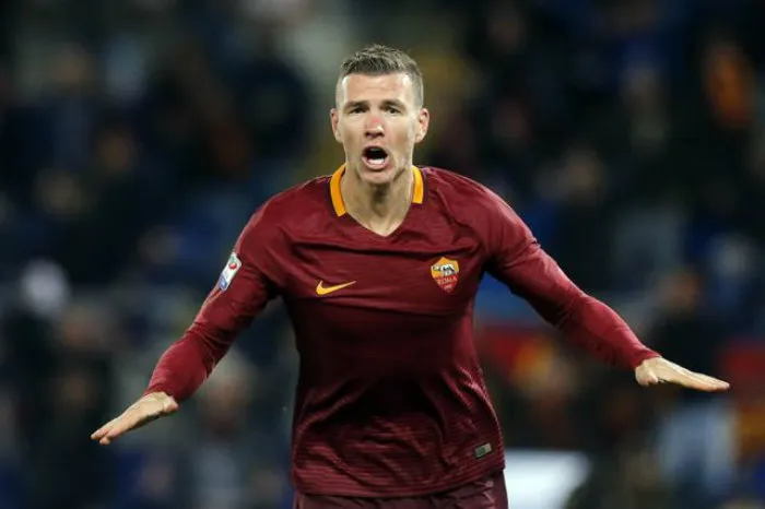 Edin Dzeko celebrando un gol con la Roma