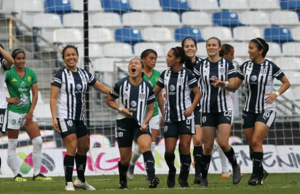 Monterrey Femenil celebra una anotación frente a León