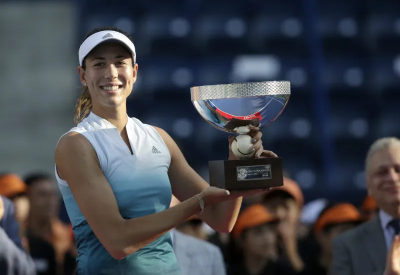Garbiñe Muguruza con el trofeo