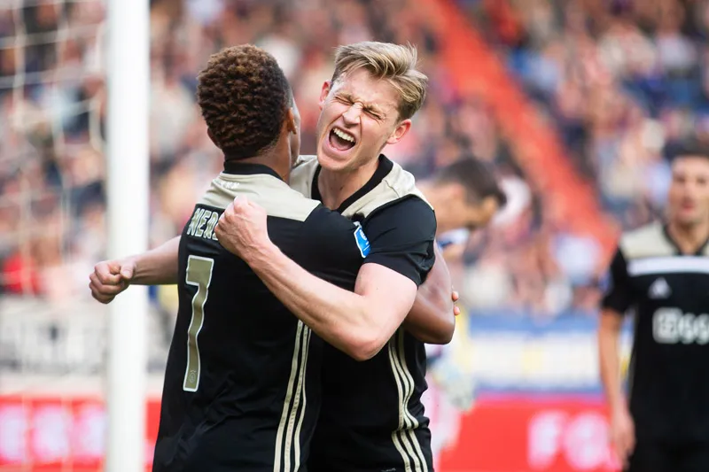 Frenkie y David Neres celebran un tanto en Holanda
