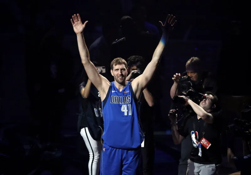AP Dirk Nowitzki durante su último partido como local con los Mavericks