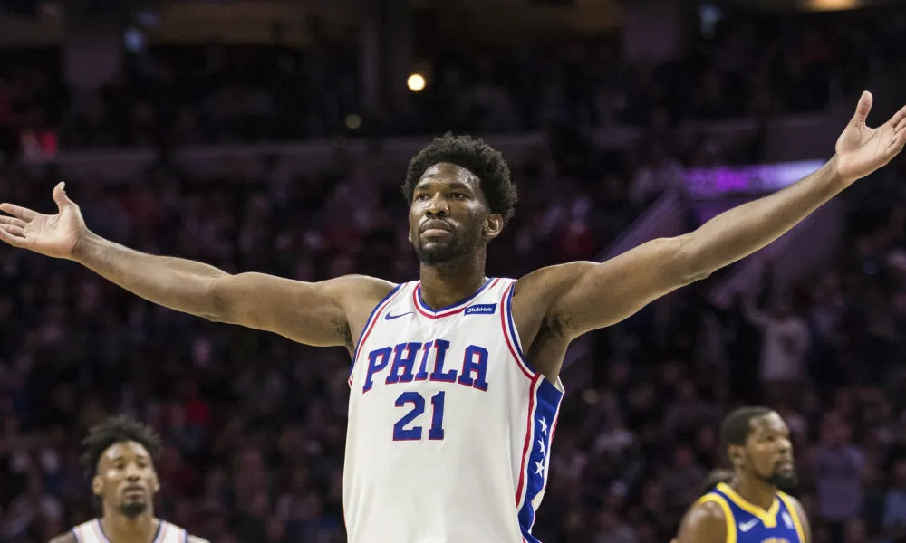 Joel Embiid festeja una anotación de Philadelphia