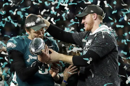 Nick Foles y Carson Wentz con el trofeo Vince Lombardi