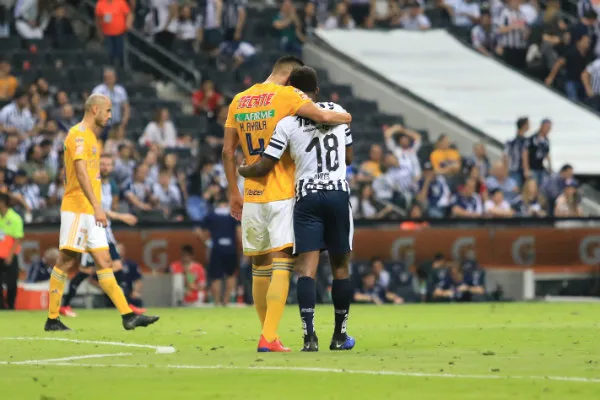 Hugo Ayala y Avilés Hurtado en fraternal abrazo