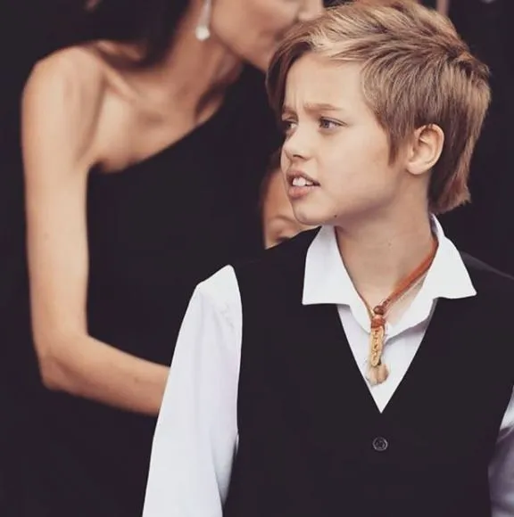 Shiloh acude a un evento con su madre