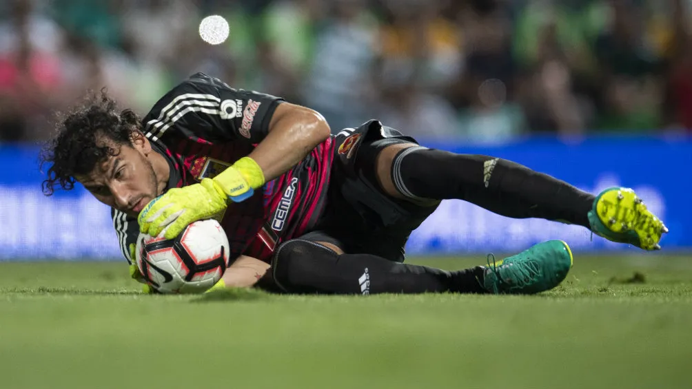 Nahuel detiene un potente disparo en choque contra Santos