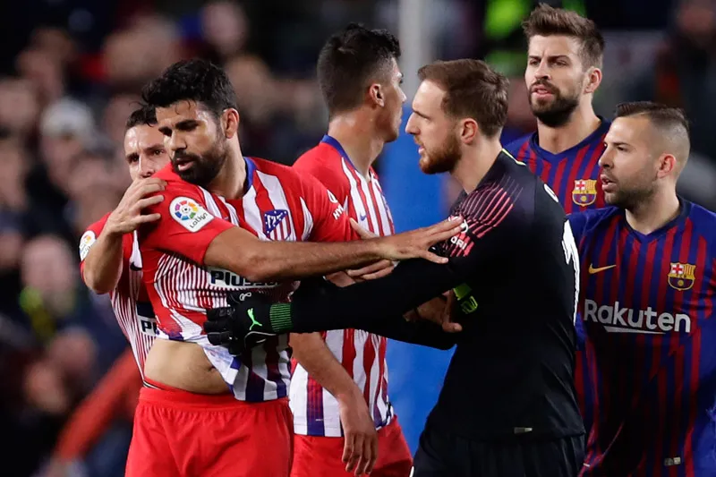 AP Así abandonó el Camp Nou el atacante del Atlético