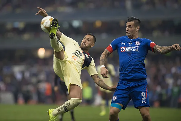 MEXSPORT Caraglio intenta contactar el balón en Final contra América