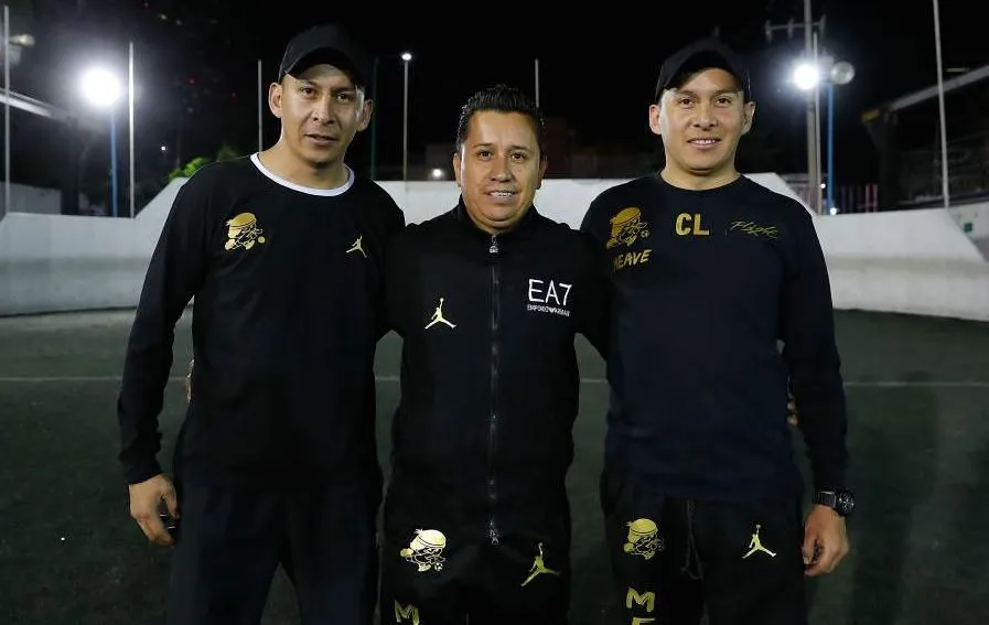 ERNESTO PÉREZ Noel Salas, junto a dos de sus futbolistas