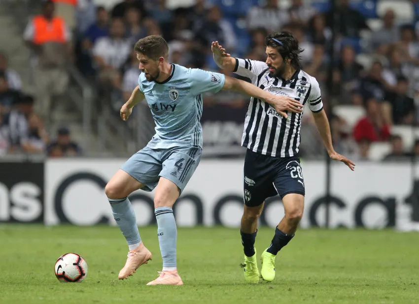 Rodolfo Pizarro y Fontas pelean por el balón