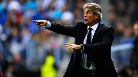 Manuel Pellegrini da indicaciones durante un partido