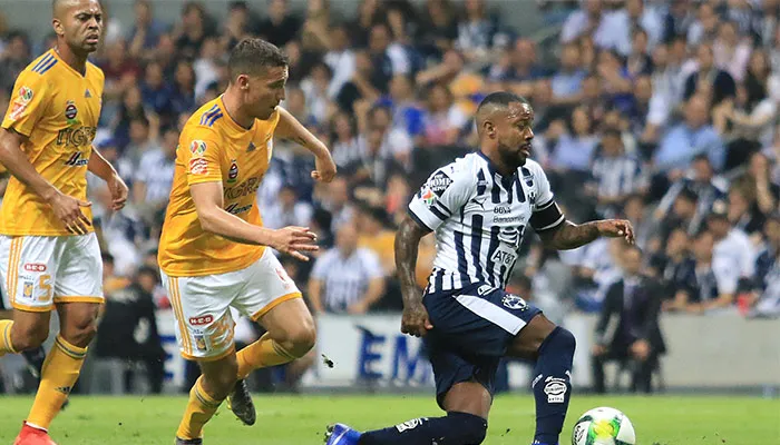 IMAGO7 Dueñas y Dorlan Pabon durante un Clásico Regio