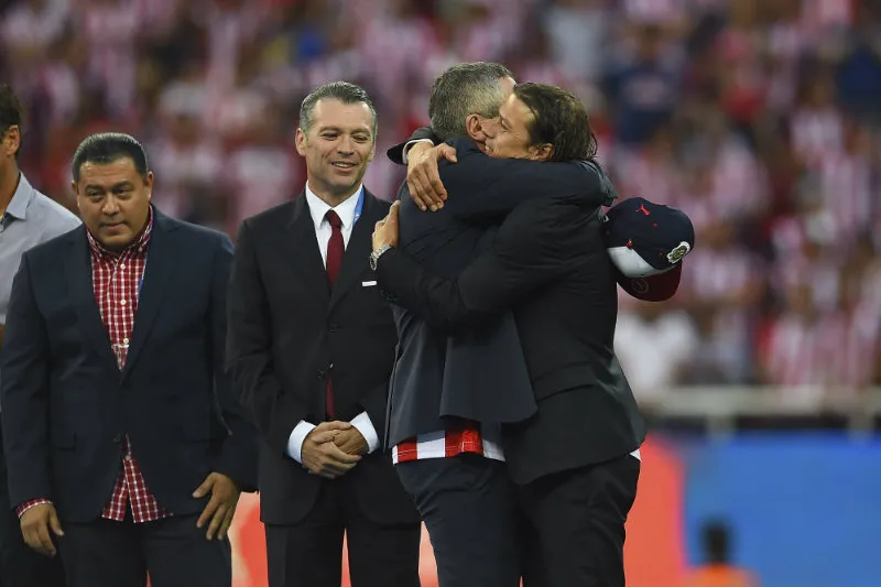 Jorge Vergara y Matías Almeyda se abrazan tras ganar la Liga