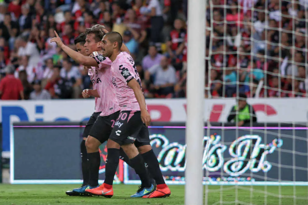 Jugadores de Rayos celebran anotación contra la Academia