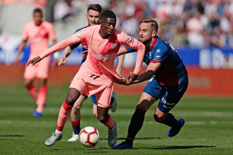 Dembelé, durante el duelo contra el Huesca en España
