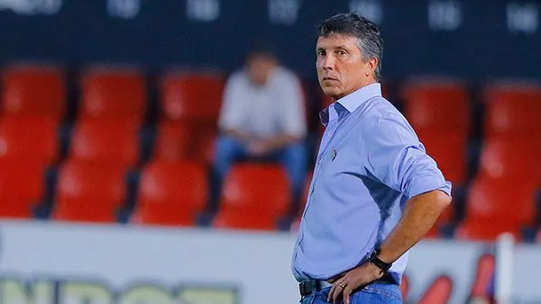 Robert Dante Siboldi en un partido con Tiburones Rojos