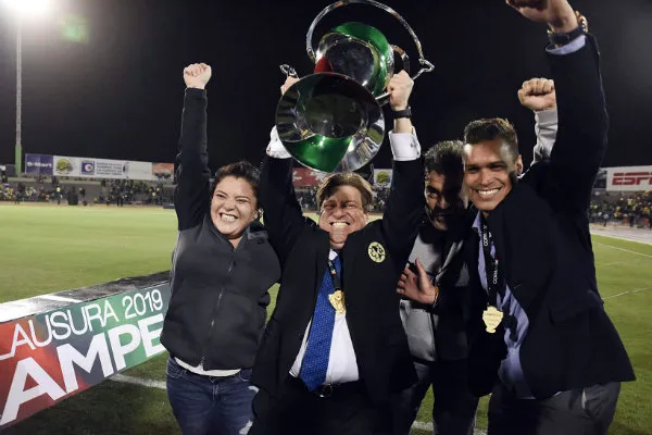 Miguel Herrera celebra luego de conquistar el título de Copa MX