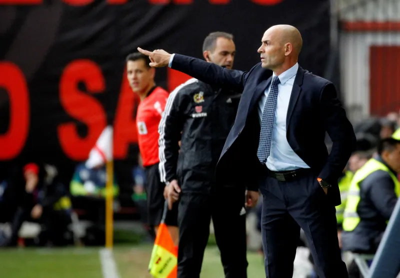 Jémez dando indicaciones durante un juego del Rayo