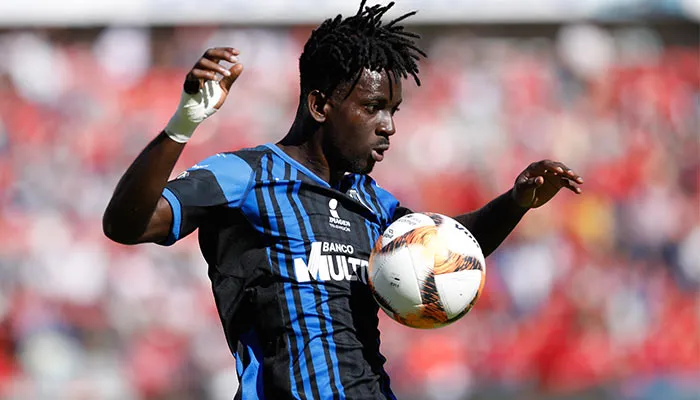 Ake Loba controlando el balón