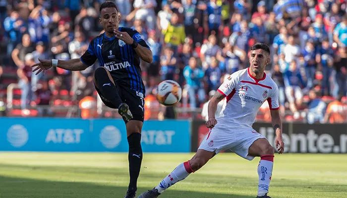 Sanvezzo y Osvaldo González durante el partido en la Corregidora