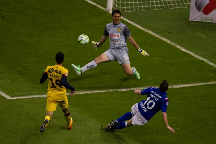 RÉCORD Moisés Muñoz ataja un tiro de Chaco Giménez