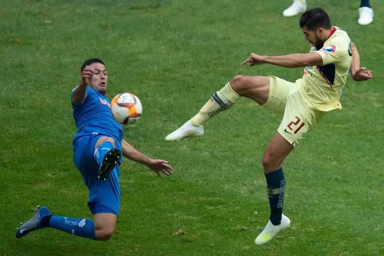 Henry Martín remata ante Pablo Aguilar