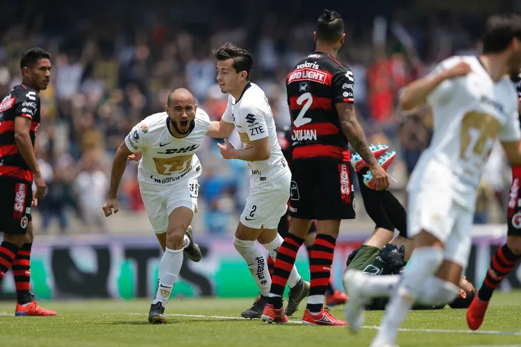 ERNESTO PÉREZ González vence al meta de Tijuana, Carlos Higuera