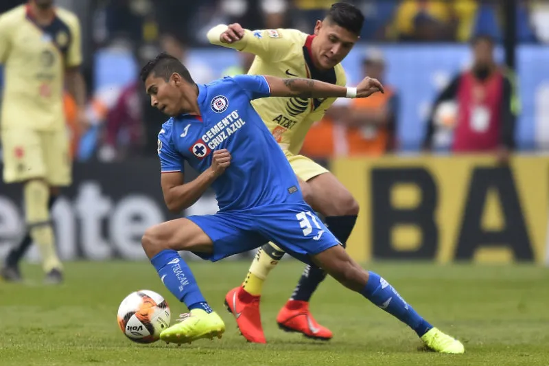 Edson Álvarez y Orbelín Pineda disputan un balón