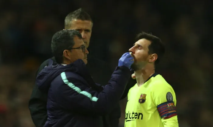 AP Messi es atendido tras el golpe que recibió en la cara