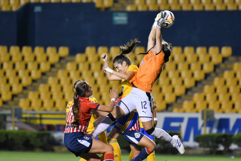 IMAGO7 Blanca Félix atrapa un balón en el duelo ante Tigres