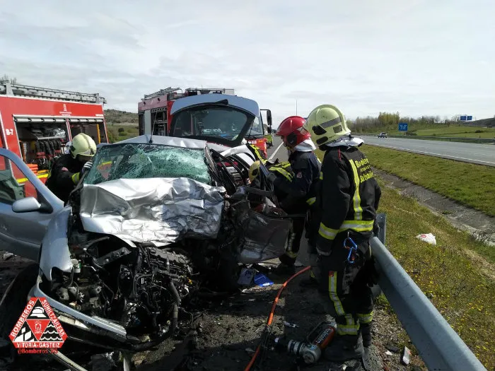 TWITTER @BOMBEROS_VG Auto después del choque