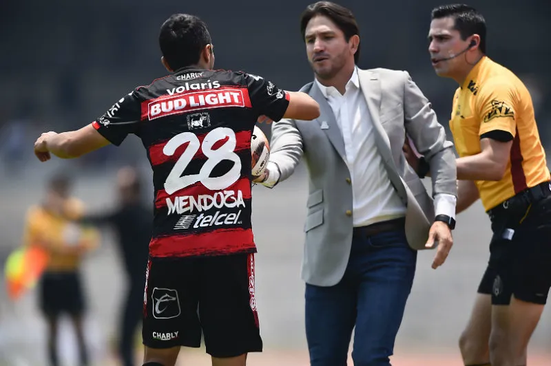 Bruno Marioni le avienta el balón a Omar Mendoza