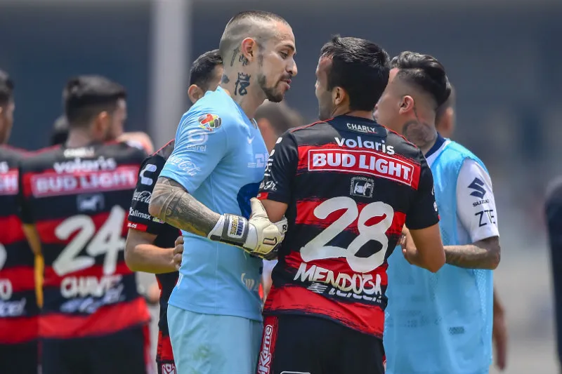 Alfredo Saldívar y Omar Mendoza discuten durante el Xolos vs Pumas