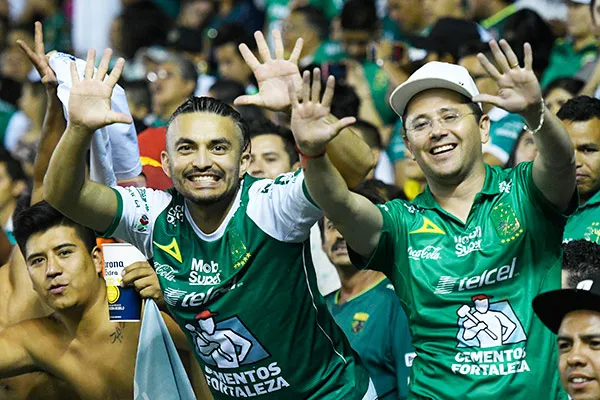 IMAGO 7 Seguidores esmeraldas enloquecen en la tribuna