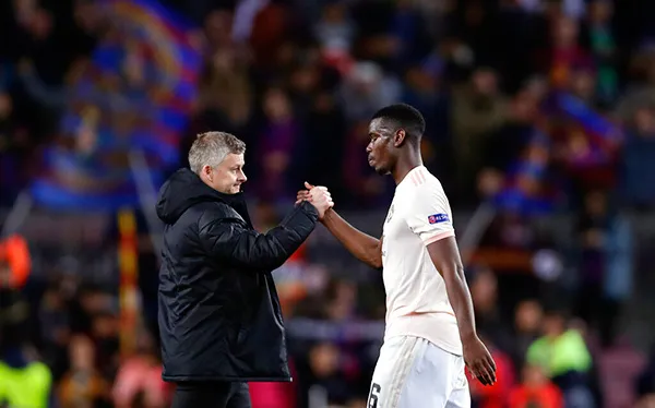 Solskjaer saluda a Pogba tras derrota contra Barcelona
