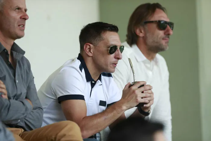 Chaco Giménez presenciando la práctica de Cruz Azul