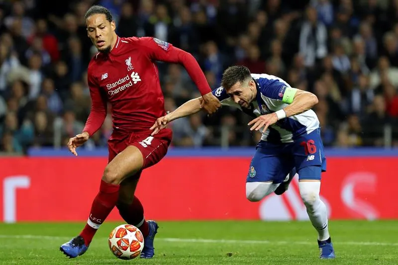 Herrera lucha por el esférico en duelo contra Liverpool