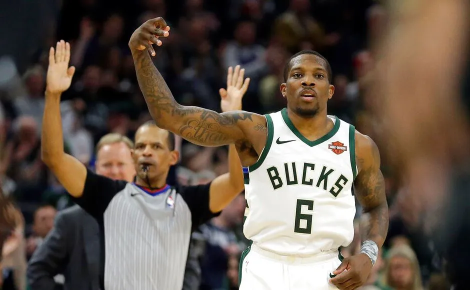 Eric Bledsoe celebra una canasta contra los Pistons