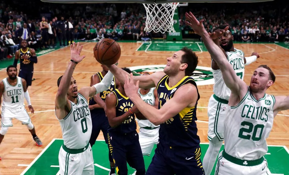 AP Bogdanovic trata de anotar ante la marca de los jugadores de Celtics
