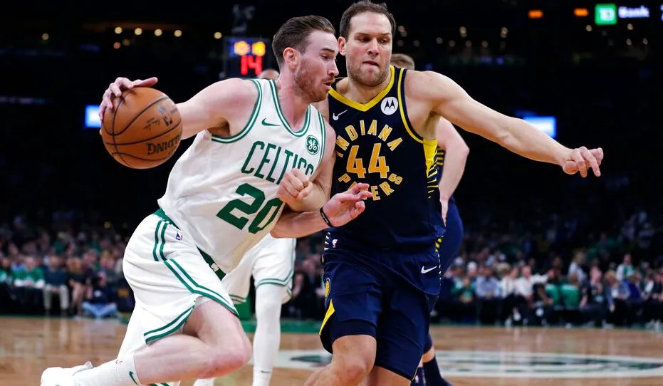 AP Celtics y Pacers disputan por la pelota