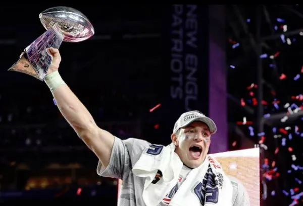Gronkowski levanta el Vince Lombardi del Super Bowl LIII