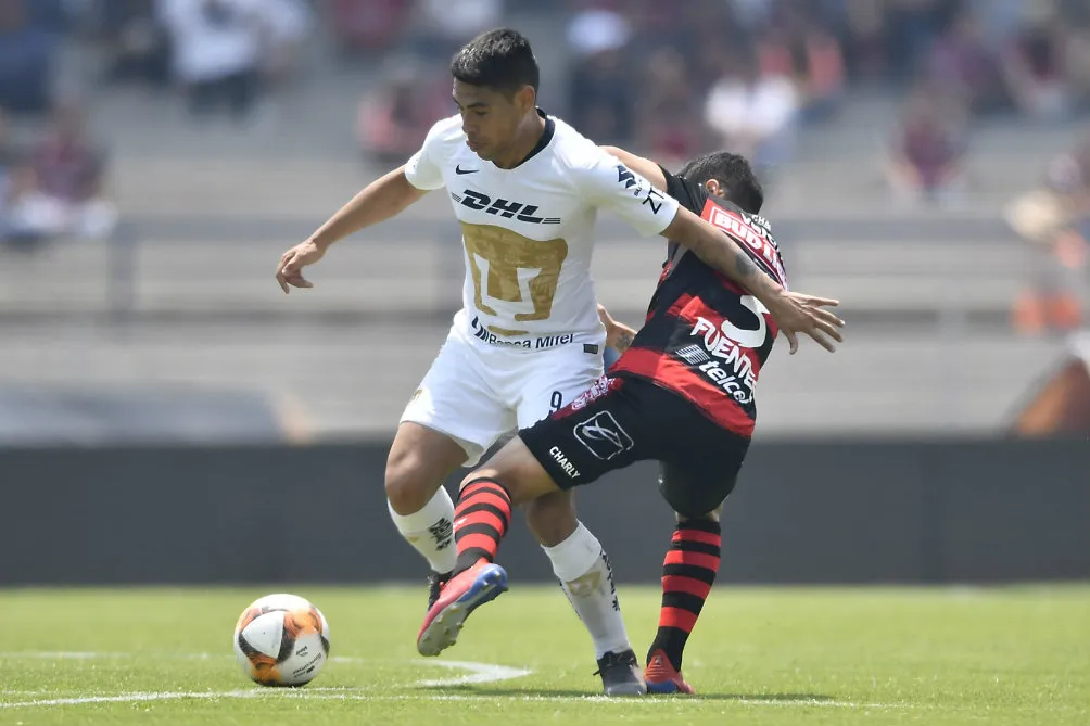 Felipe Mora deja un hombre de Xolos en el camino