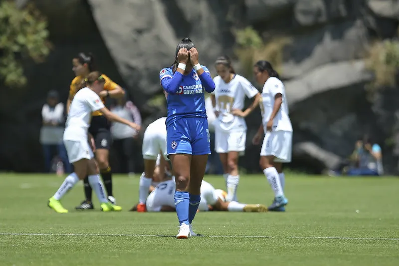 Jugadora de Cruz Azul se lamenta después de partido