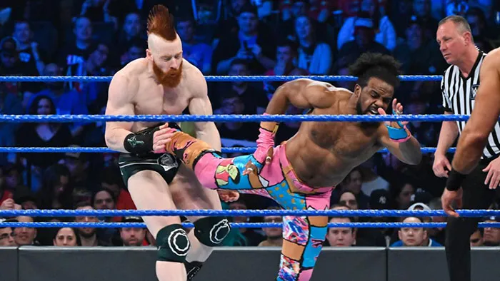 WWE.COM Xavier Woods le da una patada a Sheamus